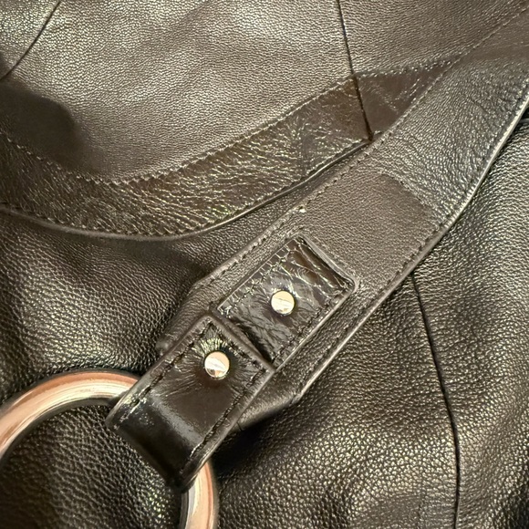 Kenneth Cole Reaction Black leather and Silver accents Shoulder Bag - Picture 5 of 9